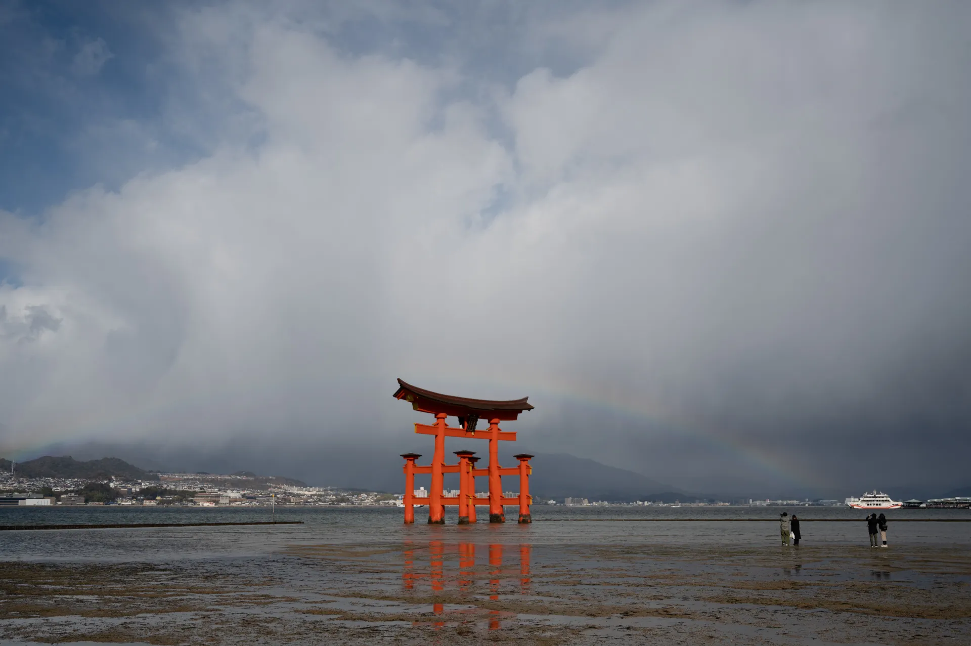 厳島神社の鳥居と虹