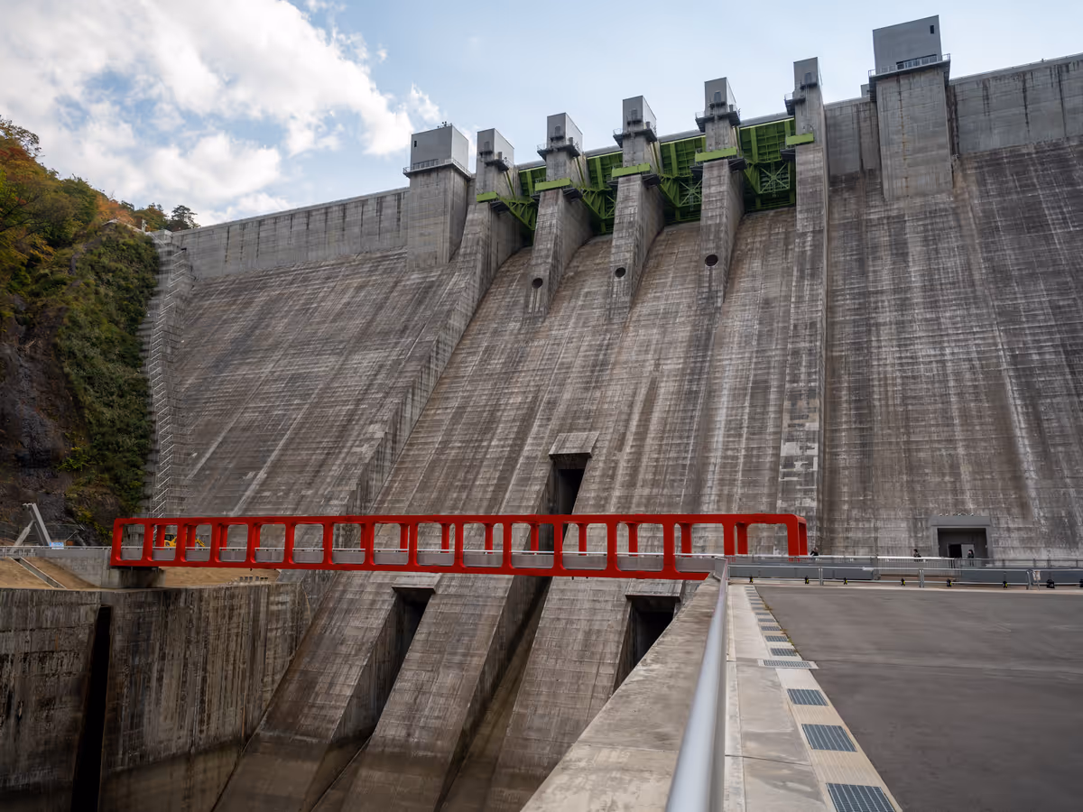 八ッ場ダムを下流側から見た風景